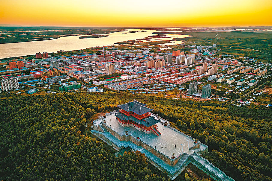 ◆在撫遠市拍攝日出，並俯瞰東極閣。