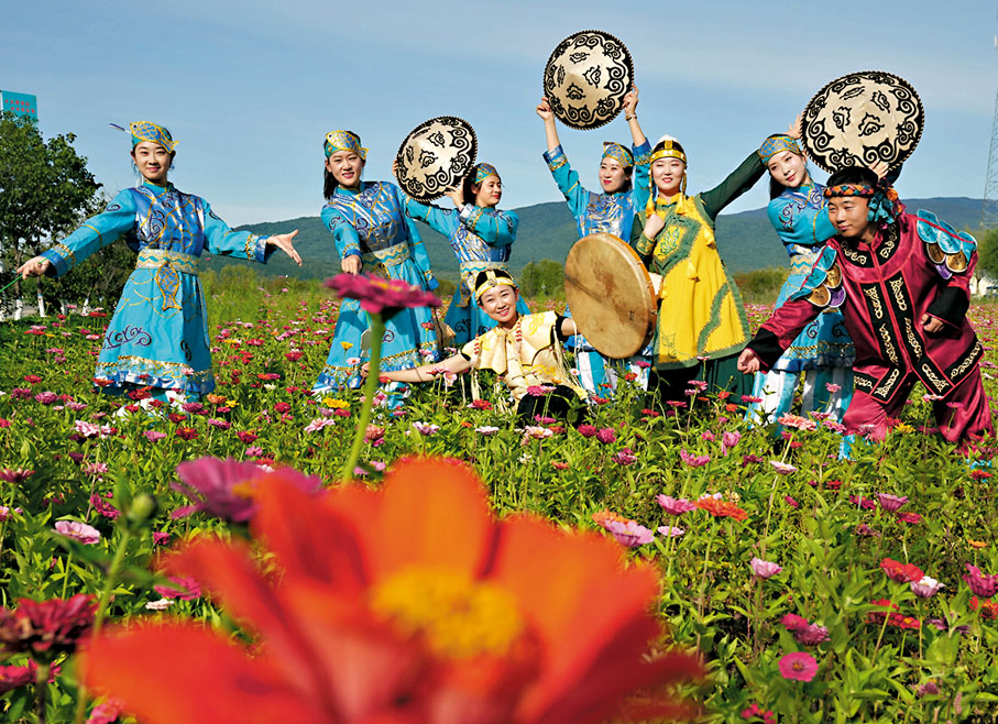 ◆在烏蘇鎮抓吉赫哲族村，赫哲族青年排練民族舞蹈。