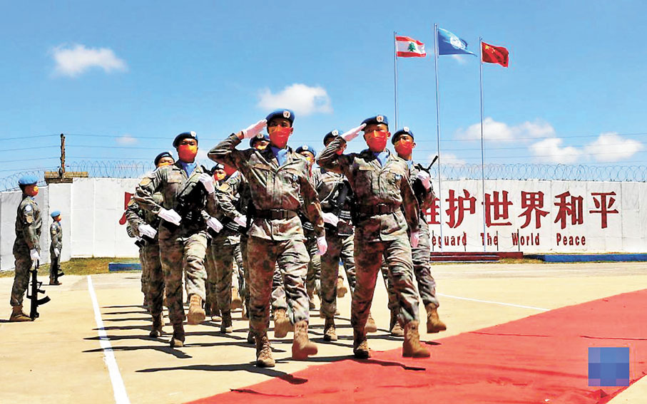 ◆在黎巴嫩南部辛尼亞村的中國維和部隊營區，中國維和部隊官兵在受勳後通過觀禮台（2022年7月1日攝）。 新華社