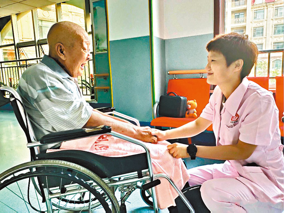 ◆楊守偉一手拉扯大的孩子孫春梅（右）畢業後回到了濰坊市社會福利院。 網上圖片