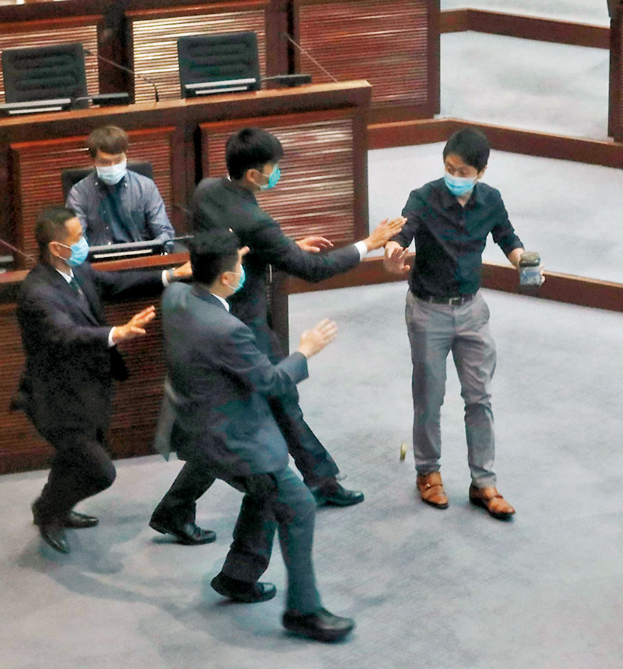 ◆許智峯（右一）涉於2020年6月在立法會潑臭水。資料圖片