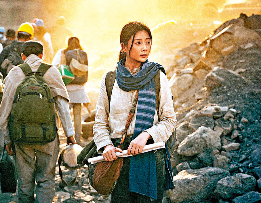 ◆殷桃飾演撤僑同胞白嫿。