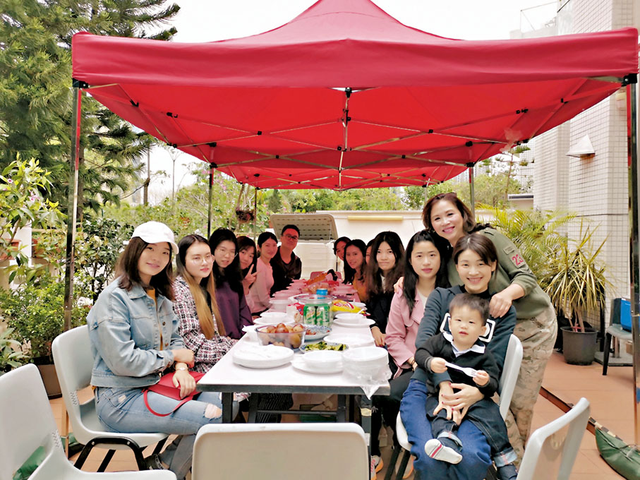 ◆葉欣為在港的年輕同鄉們舉辦BBQ聚會，大家玩成一片。