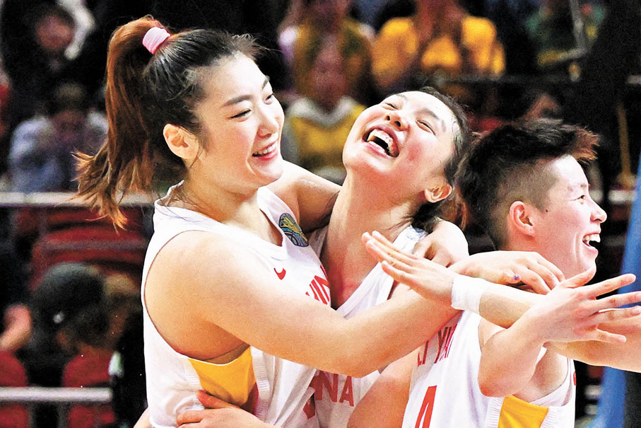 ◆ 李夢（左）奪得全隊最高的23分，賽後與隊友擁抱慶祝。法新社