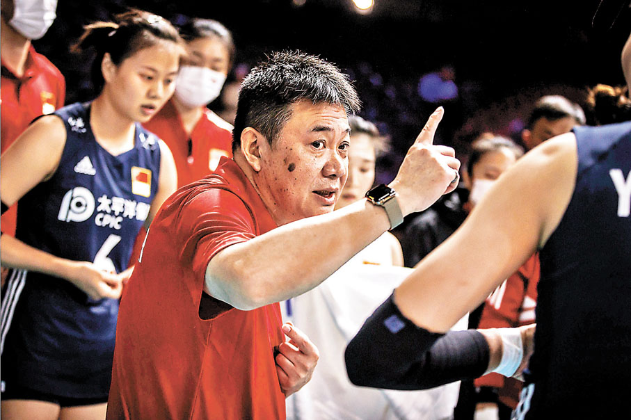 ◆ 中國女排主帥蔡斌指揮隊員作戰。FIVB圖片