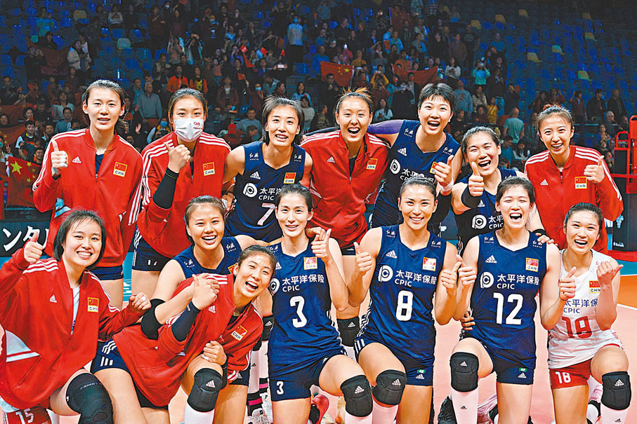 ◆ 中國女排隊員賽後開心大合照。 新華社