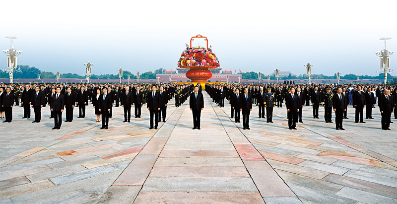 ◆  9月30日上午，黨和國家領導人習近平、李克強、栗戰書、汪洋、王滬寧、趙樂際、韓正、王岐山等來到北京天安門廣場，出席烈士紀念日向人民英雄敬獻花籃儀式。 新華社