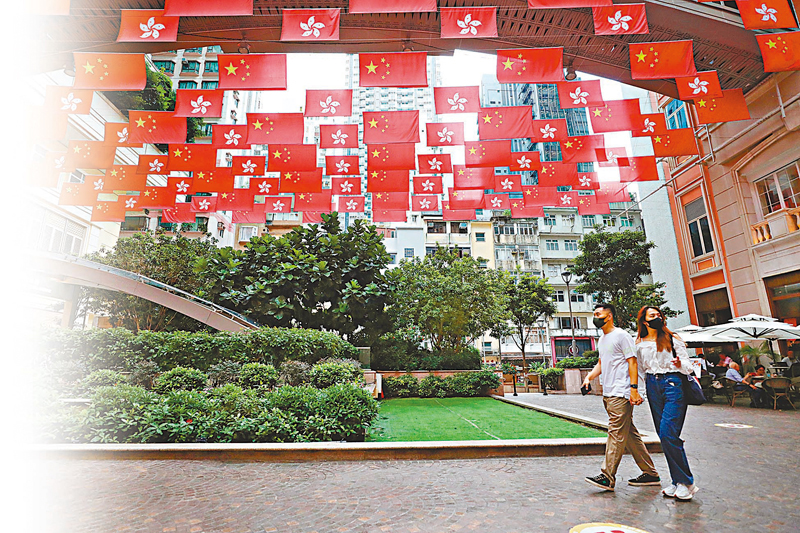 ◆ 香港街頭掛滿國旗及區旗，喜迎國慶。 香港文匯報記者  攝