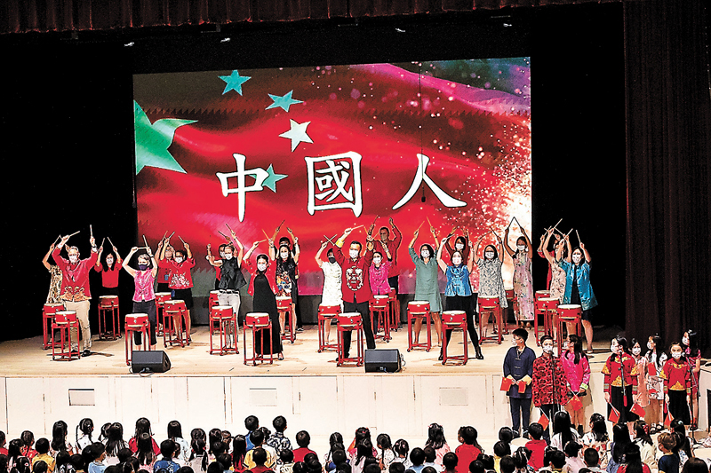 ◆滬江維多利亞學校昨日舉行賀國慶活動，老師作鼓樂表演。學校供圖