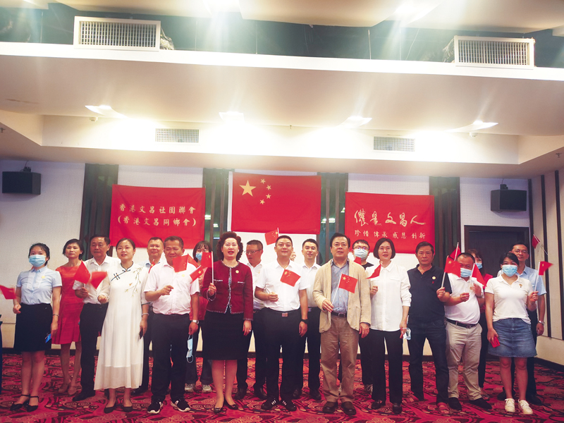 ◆茶話會上，現場氣氛溫馨熱烈，全體參會人員高舉小紅旗，合唱《我和我的祖國》，用鏗鏘洪亮的歌聲表達對祖國的祝福與讚美。