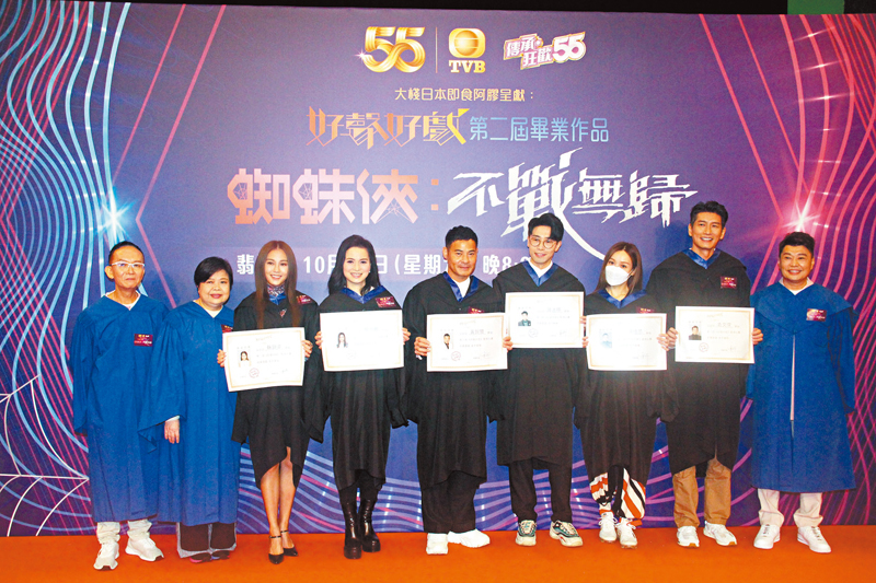 ◆ 左三起：蘇韻姿、樊亦敏、黃智賢、陸浩明、李佳芯及袁文傑齊齊畢業。