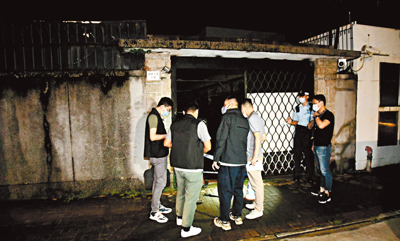 ◆九龍塘雅息士道一間獨立屋昨凌晨發生入屋劫案,大批探員到場進行調查。