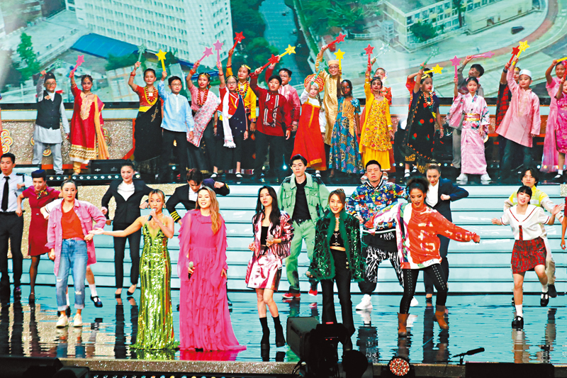 ◆ 今年晚會場面和氣氛皆十分熱鬧，充滿喜慶氣氛。
