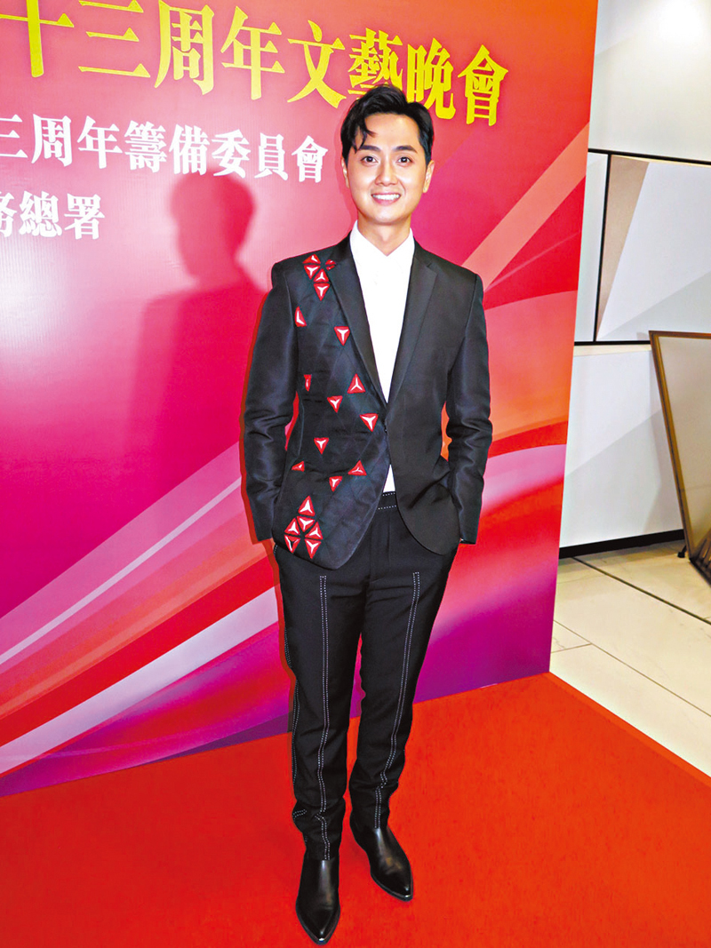 ◆ 鄭俊弘演出前也有留意國慶新聞，感受喜慶氣氛。