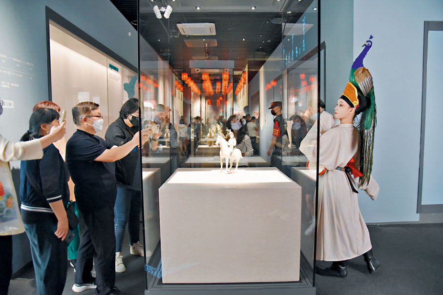 ◆西安博物院「花月醉雕鞍——大唐金鄉縣主展」吸引眾多遊客。 香港文匯報記者李陽波  攝