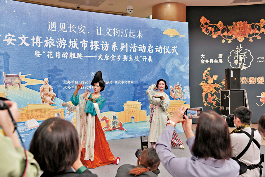 ◆遊客在西安博物院欣賞唐仕女走秀。 香港文匯報記者李陽波  攝