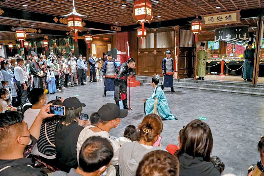 ◆唐風市井文化體驗街區「長安十二時辰」的演出《長安崔器》受到不少遊客的喜愛。 受訪者供圖
