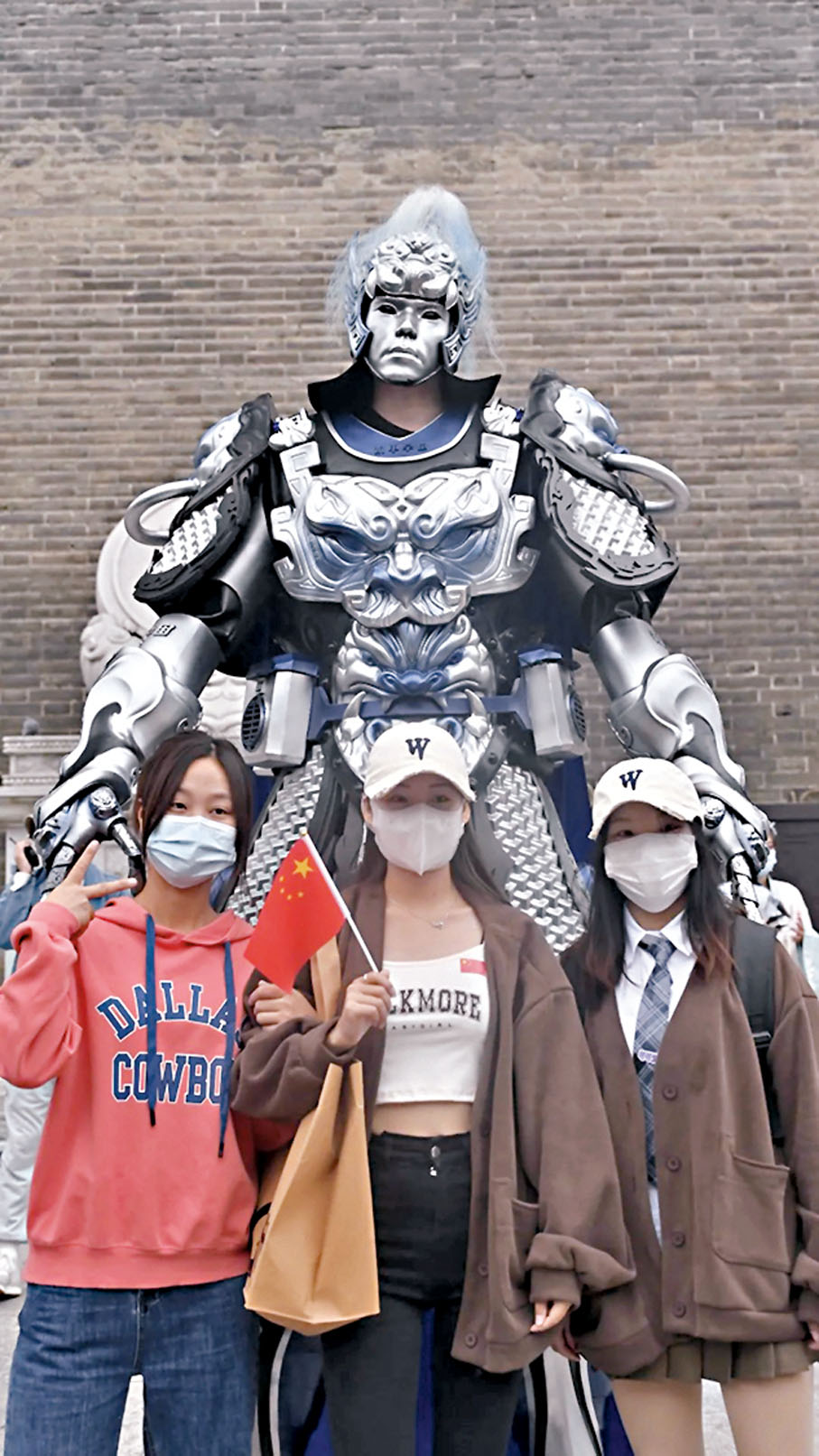 ◆遊客跟國風機甲合影留念。 受訪者供圖