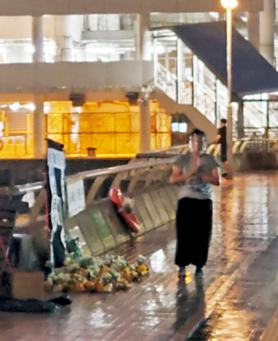 ◆「女長毛」雷玉蓮在道具面前三跪九叩，佯裝祭拜，而死難者家屬卻無人到場。香港文匯報記者 攝