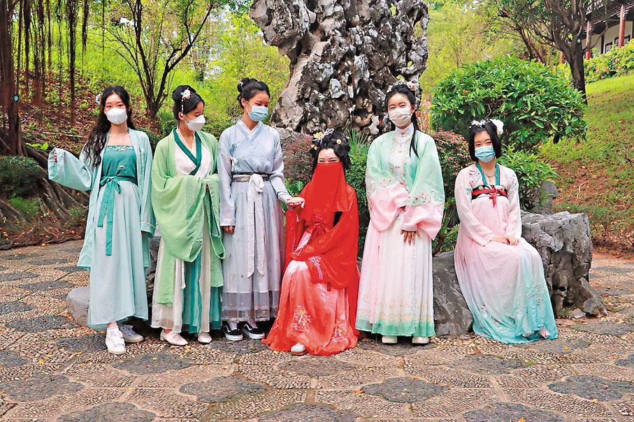 ◆ 「國慶秋遊」活動昨日舉辦，參加者透過試穿漢服，親身感受中華傳統服飾的美麗。