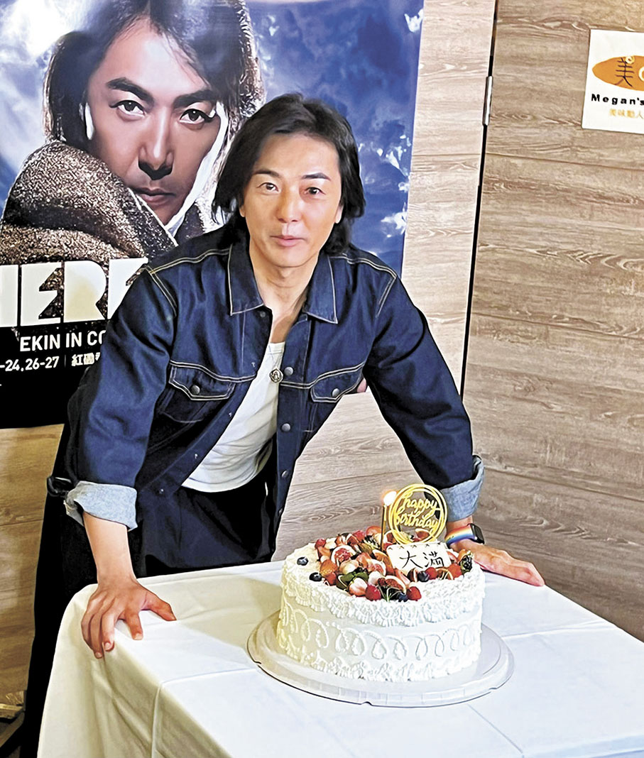 ◆伊麵獲唱片公司送上「大滿」蛋糕為他提前慶生。