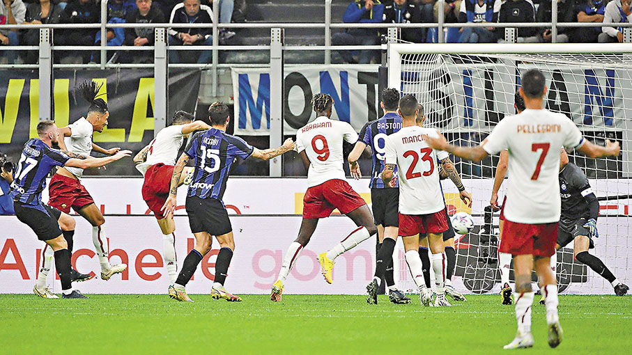 ◆史摩寧（左二）頂入致勝入球。  法新社