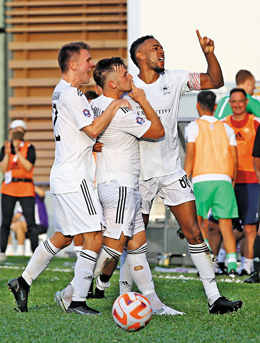 ◆麥美倫（中）奠勝後挑釁晉峰球迷，或被足總秋後算賬。