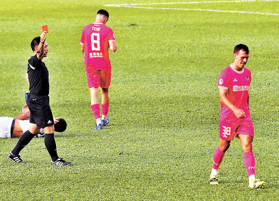 ◆艾拔簡勞（右）加時被逐，連累球隊出局。