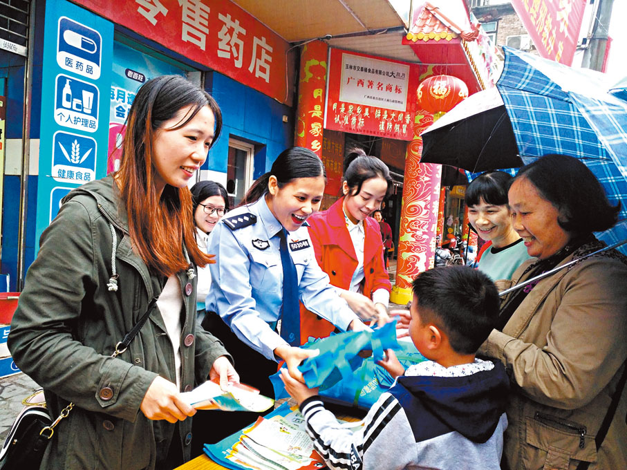 ◆「警察+母親」的角色讓黃墁（穿警服者）更關注守護婦女和兒童的平安。