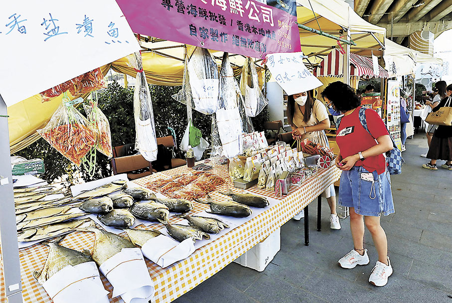 ◆ 避風塘亦設有懷舊市集，方便遊客購買特色水產。 香港文匯報記者  攝