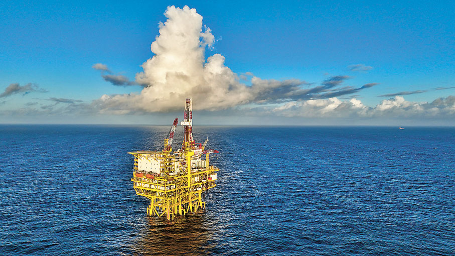 ◆10月3日，亞洲第一深水導管架平台「海基一號」投用。「海基一號」位於珠江口盆地海域。圖為10月2日航拍的「海基一號」平台。中新社