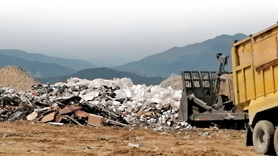 ◆環保界人士拍到每天都有大量發泡膠箱直送堆填區。圖為新界東北堆填區實景。 受訪者供圖