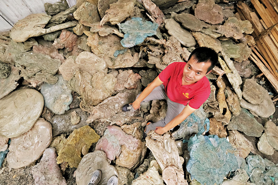 ◆霍鏡超感嘆發泡膠箱回收量不足。香港文匯報記者涂穴  攝