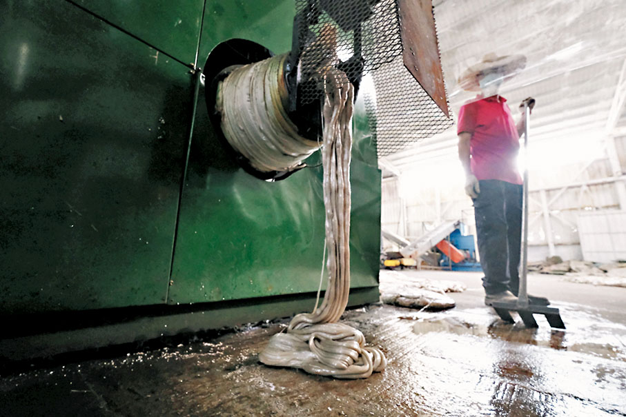 【步驟二】將膠箱放上輸送帶，投進攝氏高達180至190度的熱熔機