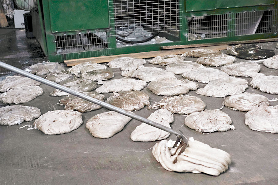 【步驟三】膠箱經機器打碎，透過熱熔工序，將其壓縮成長條狀，並製成膠磚