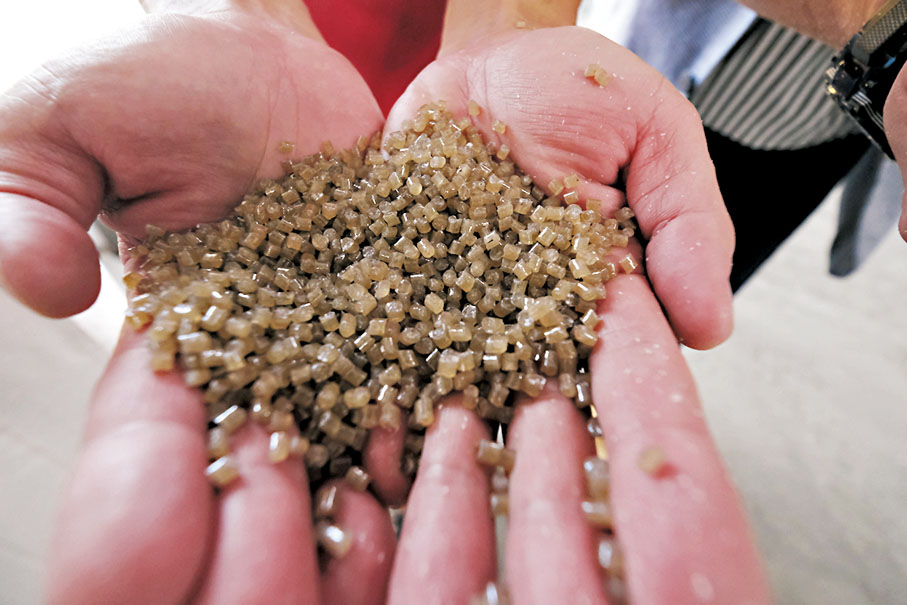 【步驟五】屬塑膠再生物料的膠珠可賣給境外買家，製造成相架、電腦鍵盤及保溫板等產品