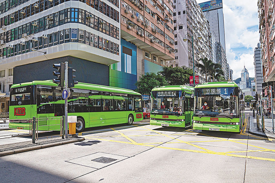◆九巴現有30輛單層電動巴士投入服務，明年初將有52輛雙層電巴抵港。 九巴供圖