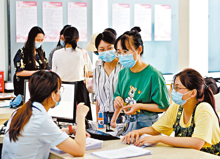 ◆近年來，受新冠肺炎疫情及全球政經格局變化的影響，內地年輕人的擇業、就業觀發生了巨大變化。圖為早前畢業生在福州市人事人才公共服務中心諮詢求職事宜。資料圖片