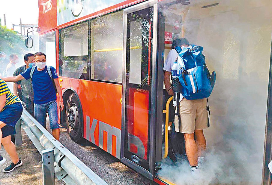 ◆現場所見，風火輪在巴士下層近落車門位置不斷冒煙，一名男子疑正在嘗試處理。 網上圖片