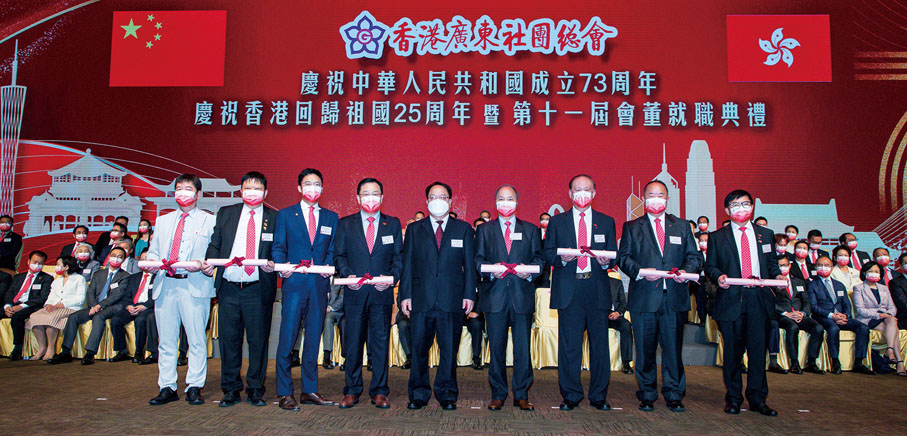 ◆ 潘雲東為吳華江、鄧祐才、吳哲歆、霍啟山、余鵬春、黃醒林、何毅強、黃敬頒發常務副主席選任證書。