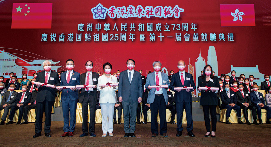 ◆ 陳國基為徐莉、王觀強、簡植航、葉振南、梁麟、吳永恩、李鳳琼頒發常務副主席選任證書。