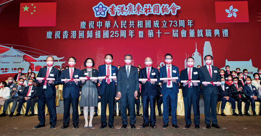 ◆ 陳茂波為楊育城、陳愛菁、容冰、張仲哲、王文漢、黎國強、藍國浩、梁榮洪頒發常務副主席選任證書。