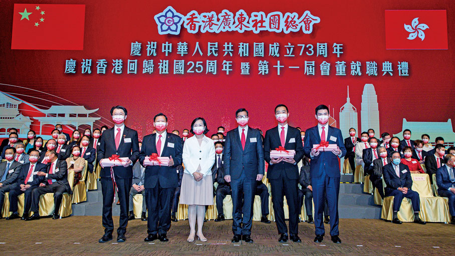 ◆ 鄧炳強及麥美娟為副主席兼司庫余錦坤，副主席王紹基、鄧灝康及譚鎮國頒發選任證書。