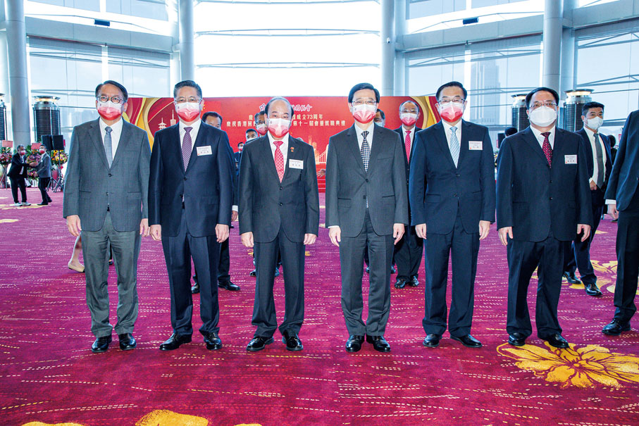 ◆ 龔俊龍陪同主禮嘉賓準備步入會場。