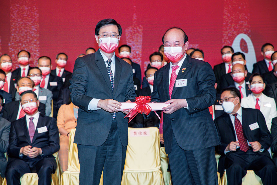 ◆ 李家超行政長官為龔俊龍主席頒發主席選任證書。