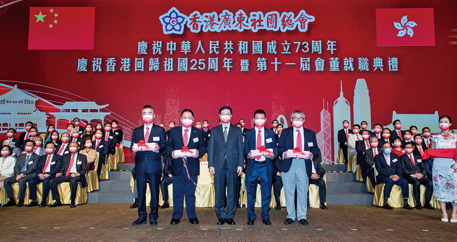 ◆ 李家超行政長官為余國春永遠榮譽主席、賴汶忠榮譽主席、霍震宇首席會長、連卓釗首席會長頒發選任證書。