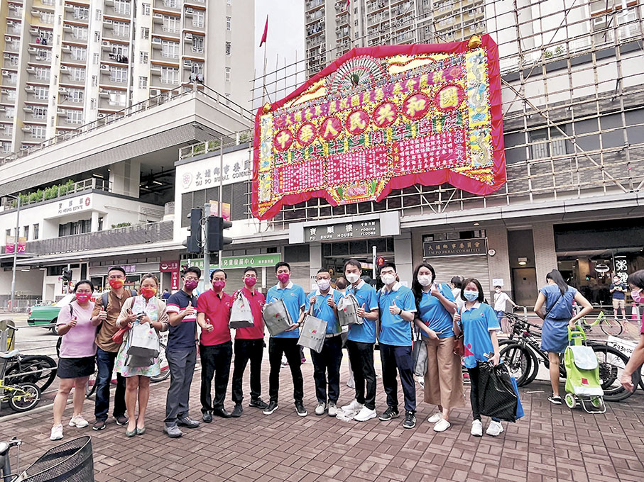 ◆香港廣東青年總會到大埔區探訪基層劏房戶，送上愛心福袋。 受訪者供圖