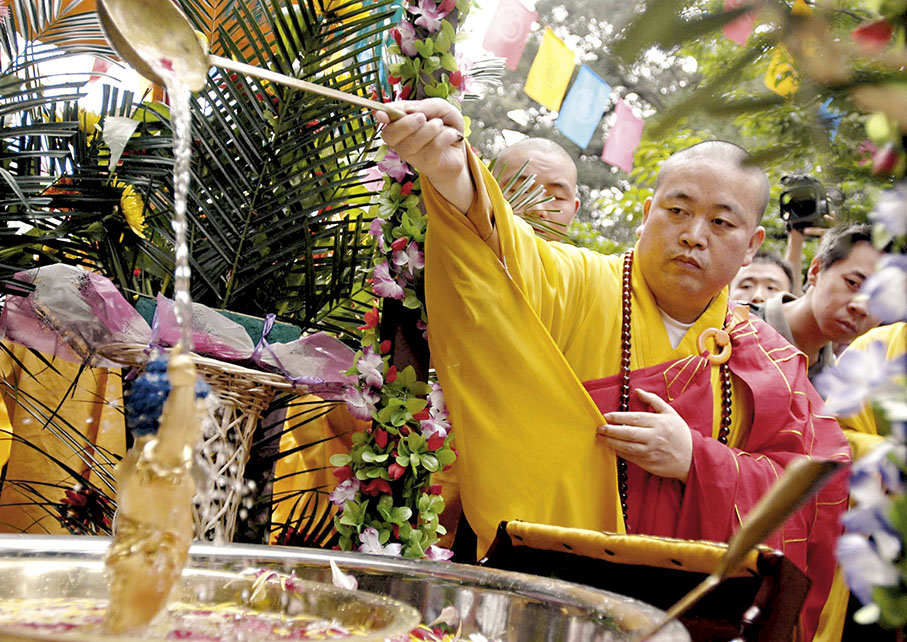 ◆ 「受戒」是一種宗教儀式，表示皈依佛門，恪守戒律。圖為少林寺舉行傳戒法會時用聖水為釋迦牟尼像沐浴。 資料圖片
