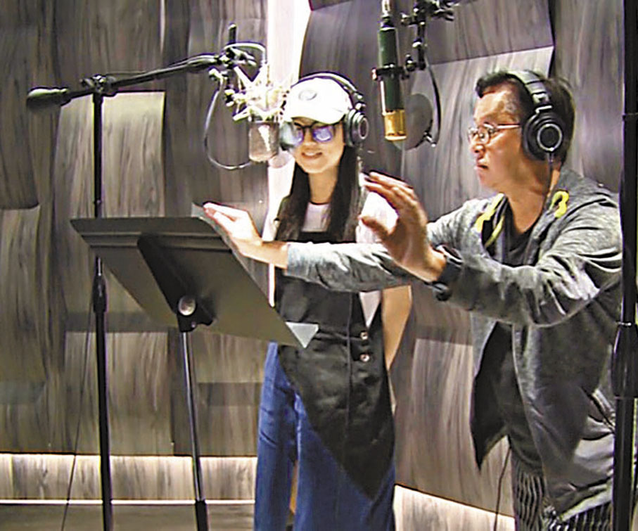 ◆ 炎明熹的火星人語風格成為她的特色，阿倫樂意配合她。