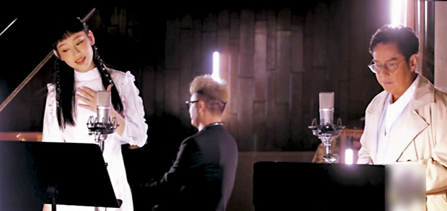 ◆ 炎明熹與阿倫合唱。